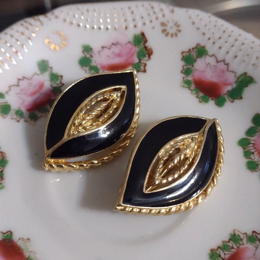 Trifari Vintage 🌿 Fancy Earrings